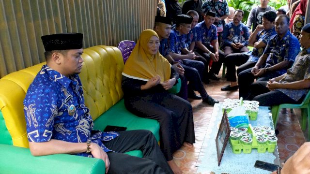 Bupati Gowa, Adnan Purichta Ichsan mengunjungi kediaman Muhammad Agus di Kecamatan Bungaya, Kabupaten Gowa, Jumat (07/12/2018). Muhammad Agus menjadi korban penembakan oleh Kelompok Kriminal Separatis Bersenjata (KKSB) atau Organisasi Papua Merdeka (OPM), di Kabupaten Nduga Papua, 2 Desember 2018 lalu.