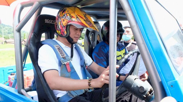 Bupati Gowa, Adnan Purichta Ichsan mengendarai Mobil Off Road saat membuka Gowa Sprint Off Road 2018, di Desa Bili-Bili, Kecamatan Bontomarannu, Sabtu (08/12/2018).