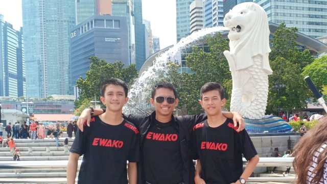 Agung Tanrasula, Yaasin Nanda dan Arkam Taufik foto bersama saat berlibur ke-Singapura, Minggu (09/12/2018).