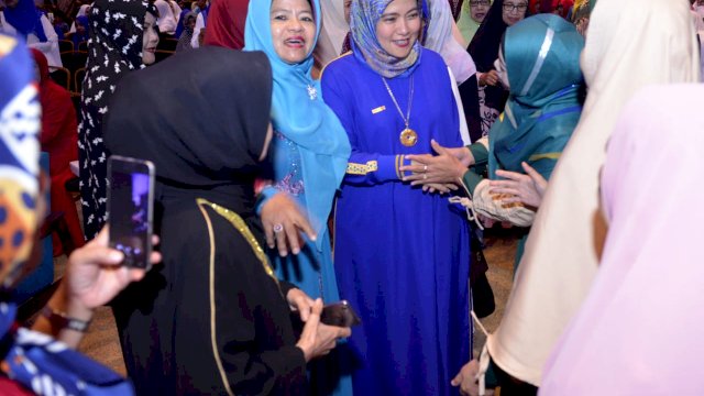 Ketua BKMT Kota Makassar, Aliyah Mustika Ilham bersama anggota BKMT saat peringatan Maulid Nabi Muhammad SAW di Four Point By Sheraton Makassar, Jl. Andi Jemma, Minggu (09/12/2018).