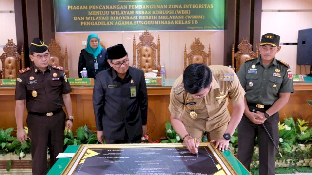 Bupati Gowa, Adnan Purichta Ichsan menandatangani Piagam Pencanangan Pembangunan Zona Integritas Menuju Wilayah Bebas Korupsi dan Wilayah Birokrasi Bersih Melayani di Ruang Sidang Utama Pengadilan Agama Sungguminasa Kelas I B, Senin (10/12/2018).