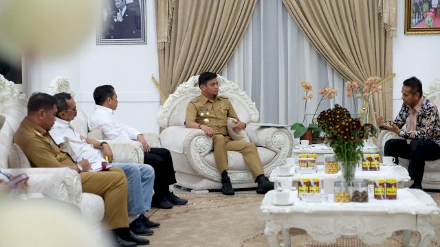 Bupati Gowa, Adnan Purichta Ichsan menerima audience BPJS Ketenagakerjaan Kantor Wilayah Sulawesi-Maluku, di Rumah Jabatannya, Selasa (11/12/2018).