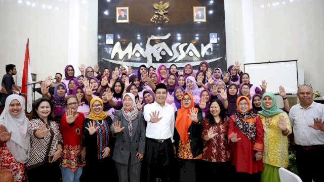 Wali Kota Makassar, Moh. Ramdhan Pomanto mengukuhkan 45 duta yang tergabung dalam Komunitas Pencegahan dan Penanganan Tindak Pidana Perdagangan Orang, di Baruga Anging Mammiri, Rujab Wali Kota Makassar, Selasa (11/12/18).