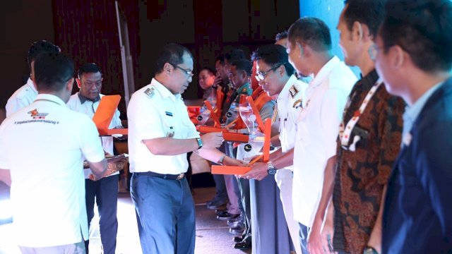 Wali Kota Makassar, Moh. Ramdhan Pomanto menyerahkan Penghargaan Pengelola dan Wajib Pajak Berprestasi 2018, di Sosialisasi Optimalisasi Pendapatan Daera yang diadakan Bapenda Kota Makassar dan Tim Korsupgah Komisi Pemberantasan Korupsi (KPK), di Four Point By Sheraton Makassar, Rabu (12/12/2018).