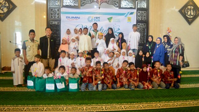 Peringatan Maulid Nabi Muhammad SAW 1440 H oleh Yayasan Baitul Maal PLN UP3 Makassar Selatan bersama Dompet Dhuafa Sulsel untuk menggelar Peringatan Maulid Nabi Muhammad SAW 1440 H dengan mengundang anak yatim dhuafa yang berlangsung di Masjid Nurul Qalbi, Kamis (13/12/2018).