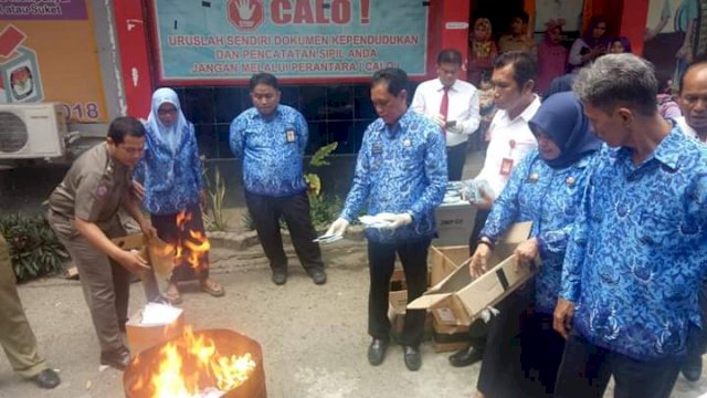 Pemusnahan 5.798 KTP Eletronik di Halaman kantor Dinas Kependudukan dan Catatan Sipil Kabupaten Pinrang, Selasa (18/12/2018).