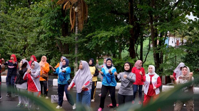 Senam bersama Dharma Wanita Persatuan Gowa di Halaman Rumah Jabatan Bupati Gowa, Minggu (16/12/2018).