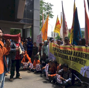 Ratusan Mahasiswa Makassar Tagih Janji Nurdin Abdullah Soal Skorsing di UNM