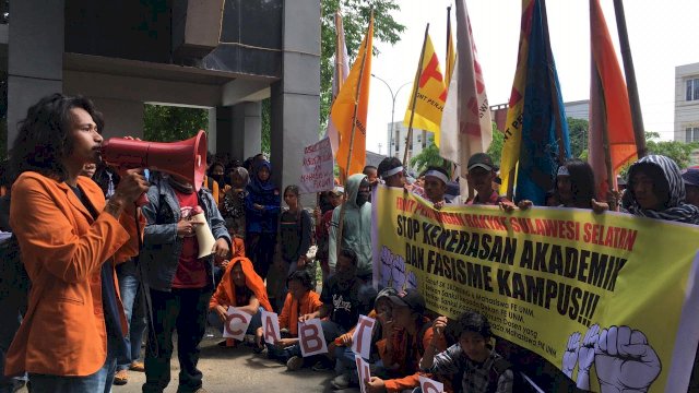 Aksi Demonstrasi Mahasiswa di depan Kantor Gubernur Sulawesi Selatan, Selasa (18/12/2018).