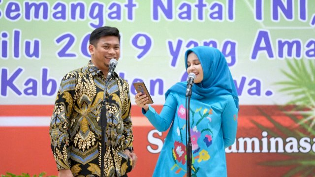 Bupati Gowa, Adnan Purichta Ichsan bersama Priska Paramita Arnan saat menghadiri perayaan Natal Oikumene di Gedung Haji Bate, Jalan Tumanurung, Sungguminasa (18/12/2018).