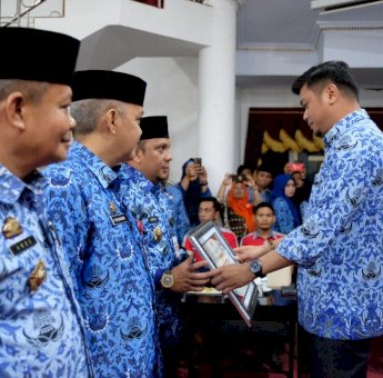 Serahkan Penghargaan, Adnan Harap Pelayanan Publik dan Kinerja Makin Baik