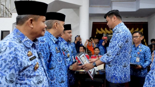 Bupati Gowa, Adnan Purichta Ichsan menyerahkan penghargaan yang memberikan kontribusi peningkatan pelayanan publik, di Baruga Karaeng Pattingalloang, Kantor Bupati Gowa, Rabu (19/12/2018).