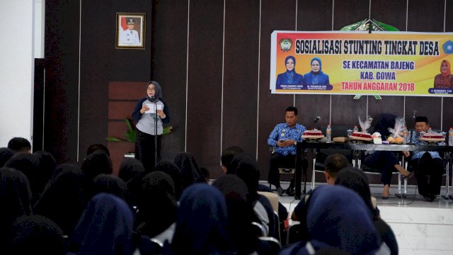 Ketua Tim Penggerak PKK Kabupaten Gowa, Priska Paramita Adnan, menjelaskan bahaya Stunting dihadapan seluruh Lurah dan Kepala Desa se-Kecamatan Bajeng, Kabupaten Gowa, di Baruga Tinggi Mae, Rujab Bupati, Rabu (18/12/2018).
