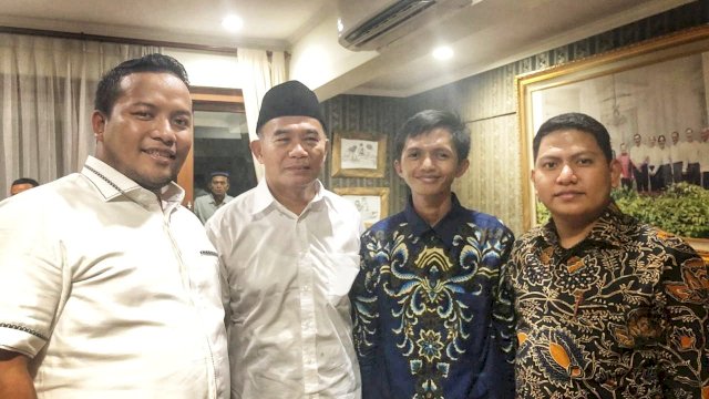 Menteri Pendidikan dan Kebudayaan, Prof. Muhajir Effendy saat menjamu alumni ponpes sulhas di rumah dinasnya. (02/12/2018)