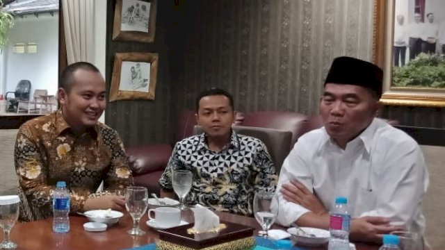 Pengurus KNPI kabupaten luwu (paling kiri), Kahar Agung K, saat bersilaturahmi dengan menteri pendidikan dan kebudayaan, muhajir efendi di rumah dinasnya, (2/12/2018)