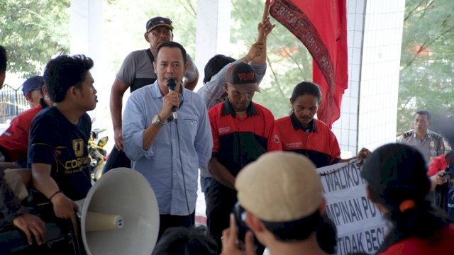 Serikat juru parkir Makassar melakukan aksi demonstrasi di Gedung DPRD kota Makassar, Senin (19/11/ 2018).