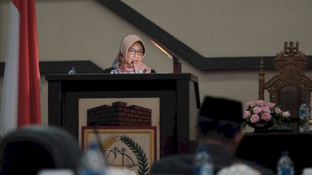 Anggota Fraksi Hanura DPRD Kota Makassar membacakan Pandangan Fraksi Terkait Penjelasan Wali Kota Makassar Tentang Rencana APBD 2019, di Ruang Rapat Paripurna DPRD Kota Makassar, Sabtu (10/11/ 2018).