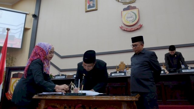 Wali Kota Makassar, Moh. Ramdhan Pomanto dan Ketua DPRD Kota Makassar, Farouk M Betta menandatangani PPAS APBD Pokok 2019, di Ruang Rapat Paripurna DPRD Kota Makassar, Senin (05/11/2018).