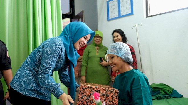 Ketua Tim Penggerak PKK Kabupaten Gowa, Priska Paramita Adnan memberikan bingkisan kepada salah satu pasien operasi katarak pada Bakti Sosial Operasi Katarak Mata dan Seminar Kesehatan di RSUD Syekh Yusuf, Kamis (20/12/2018).