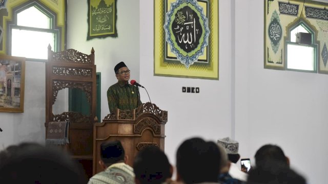 Gubernur Sulsel, Nurdin Abdullah memberi sambutan dalam kegiatan Jumat Ibadah di Masjid Nurul Amir kantor Gubernur Sulsel, Jumat (21/12/2018).