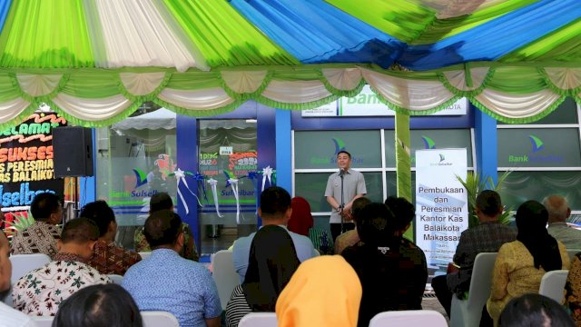 Wakil Wali Kota Makassar, Syamsu Rizal (Deng Ical) memberikan sambutan pada peresmian Kantor Kas Bank Sulselbar di Balaikota Makassar, Jumat (21/12/2018).