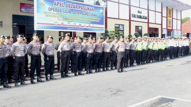 Apel Gelar Pasukan Operasi Lilin 2018, dalam rangka pengamanan Hari Raya Natal 2018 dan Tahun Baru 2019, di Halaman Polres Gowa, Jumat (21/12/2018).