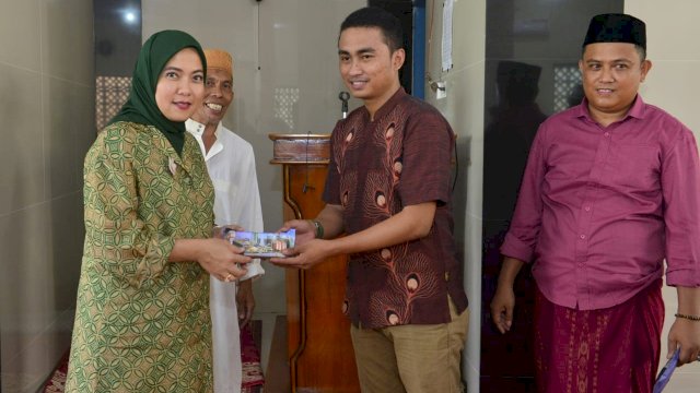 Aliyah Mustika Ilham menyerahkan bantuan untuk pembangunan masjid di Kelurahan Barombong, Kota Makassar dan Kecamatan Patalassang, Kabupaten Gowa, di Masjid Masjid Ilyah Al-Mu'minin, Jumat (21/12/2018).