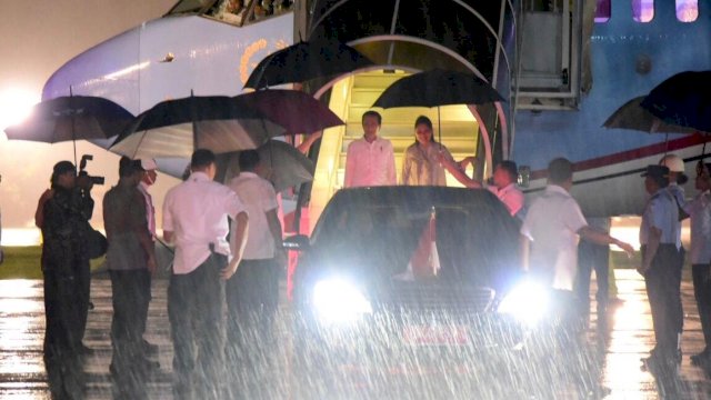 Presiden Republik Indonesia, Ir. Joko Widodo bersama Ibu Iriana Jokowi turun dari pesawat saat tiba di Lanud AURI Hasanuddin, Mandai, Maros, Jum'at (21/12/2018) malam.