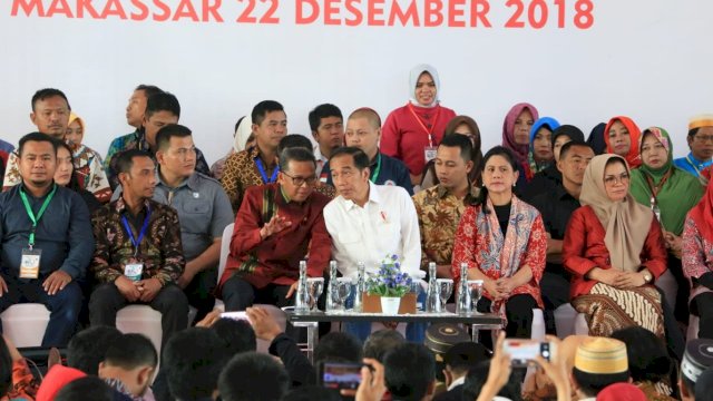 Presiden RI Joko Widodo, dan Gubernur Sulsel Prof. Nurdin Abdullah berbincang di sela Jambore Desa yang diselenggarakan di Gedung Wisma Negara, Jalan Metro Tanjung Bunga, Kota Makassar, Sabtu (22/12/2018).