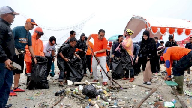 Wali Kota Makassar, Moh. Ramdhan Pomanto bersama jajaran SKPD membersihkan pantai di Kawasan Center Poin of Indonesia (CPI) saat menggelar Family Gathering, Senin (24/12/2018).