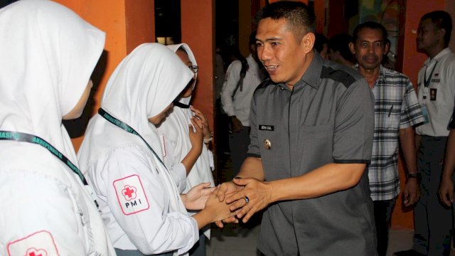 Wakil Wali Kota Makassar, Syamsu Rizal (Deng Ical) menyalami peserta Ajang Kreatifitas Remaja Peduli Kemanusiaan, di SMAN 14 Makassar, Selasa (25/12/2018).