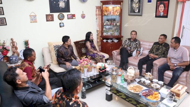 Wali Kota Makassar Moh. Ramdhan Pomanto mengunjungi kediaman Kadis Perdagangan Kota Makassar, Nielma Palamba di Perumahan Nusa Tamalanrea Indah, Selasa (25/12/2018).