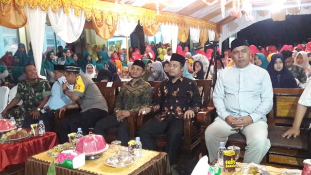 Wakil Gubernur Sulsel, Andi Sudirman Sulaiman menghadiri acara penamatan Al-qur'an TK/TPA Nurul Huda Galung, Desa Talungeng, Kecamatan Barebbo, Kabupaten Bone, Selasa (25/12/2018).