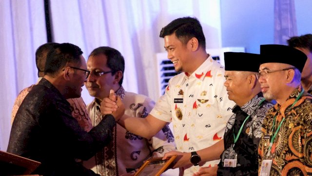 Bupati Gowa, Adnan Purichta Ichsan menerima penghargaan dari BPN Sulsel, di Lapangan Indoor PT. Telkom Makassar, Rabu (26/12/2018).