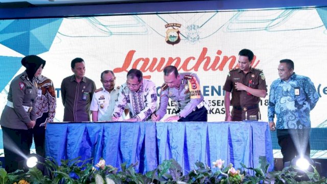 Penandatanganan MoU penerapan penindakan pelanggaran lalu lintas melalui bukti elektronik atau tilang kamera, di Kantor Polrestabes Makassar, Rabu, (26/12/2018).