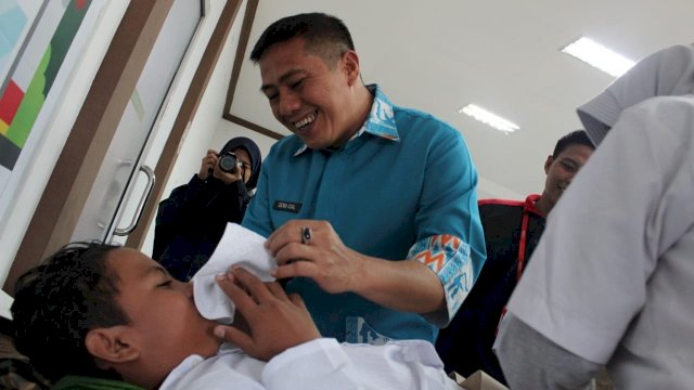Ketua PMI Kota Makassar, Syamsu Rizal MI hadir memberikan suport pada salah satu anak peserta Sunatan Massal di Markas PMI Makassar, Kamis (27/12/2018).