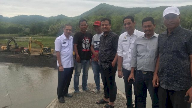 Wakil Gubernur Sulsel, Andi Sudirman Sulaiman meninjau Bendungan Pattiro dan Sanrego di Kabupaten Bone, Rabu (26/12/2018).