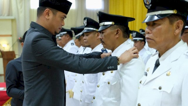 Bupati Gowa, Adnan Purichta Ichsan melantik 31 kepala Desa hasil Pemilihan Kepala Desa serentak tahun 2018, di Gedung Haji Bate, Jalan Tumanurung, Sungguminasa, Jum'at (28/12/2018).