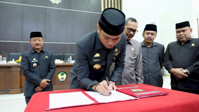 Bupati Gowa, Adnan Purichta Ichsan menandatangani pengesahan Ranperda menjadi Perda pada Rapat Paripurna DPRD Kabupaten Gowa, Jumat (28/12/2018).