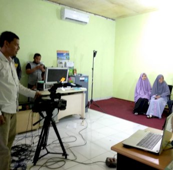 Wakil Dekan III Fakultas Sastra UMI Berikan Pelatihan Produksi Talkshow di Kantor Dompet Dhuafa Sulsel