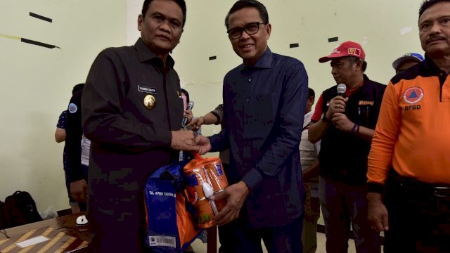 Gubernur Sulsel, Nurdin Abdullah menyerahkan bantuan secara simbolis kepada Bupati Barru, Suardi Saleh, Sabtu (29/12/2018).
