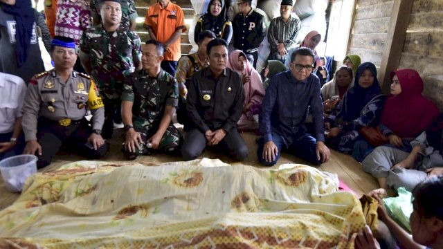 Gubernur Sulsel, Nurdin Abdullah melayat ke Rumah Korban Banjir di Kabupaten Barru, Sabtu (29/12/2018).