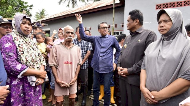 Gubernur Sulsel, Nurdin Abdullah bersama Bupati Barru Suardi Saleh mengunjungi warga terdampak banjir di Kabupaten Barru, Sabtu (29/12/2018).