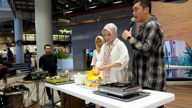 Pengurus Tim Penggerak PKK Kabupaten Gowa membuat kue tradisional Palita dan Toloba pada event Kulinerisme, di Nipah Mall Makassar, Sabtu (29/12/2018).