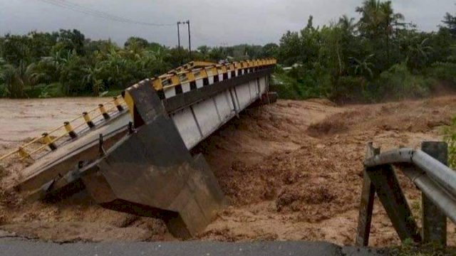 Kondisi Jembatan Kecamatan Manuju, Kabupaten Gowa yang rusak akibat luapan air Bendungan Bili-bili, Selasa (22/01/2019).