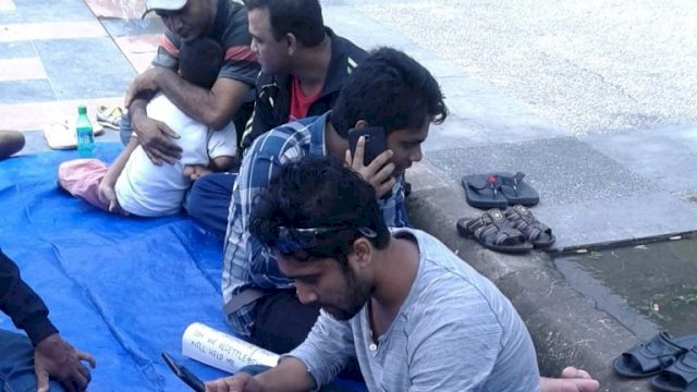 Aksi unjuk rasa pengungsi Rohingya yang menuntut kejelasan pemberangkatan ke Negara pihak ke tiga. Aksi ini digelar di depan Menara Bosowa, Jl. Jenderal Sudirman, Makassar, Rabu (30/01/2019).