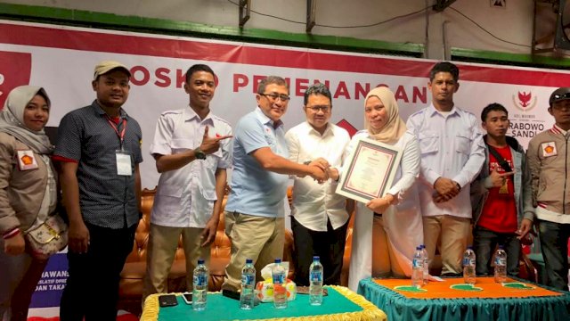Penyerahan cendramata dari Idris Manggabarani (ketua tim pemenangan Prabowo-Sandi) kepada Hj. Ria Efendy (Caleg Dapil 6 kabupaten gowa)