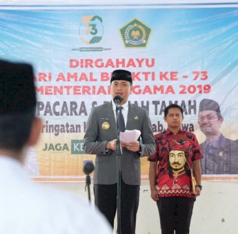 Adnan Purichta Sematkan Satya Lancana Karya Satya Kepada 39 Orang ASN Kemenag