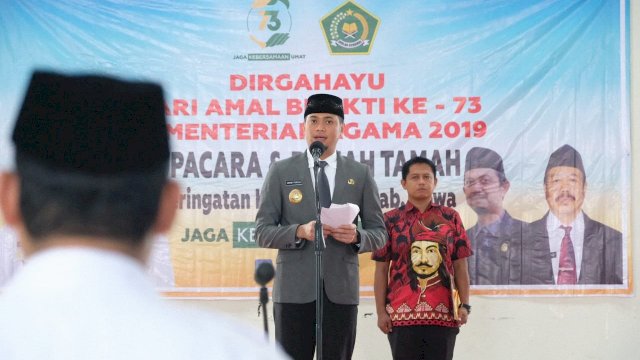 Bupati Gowa, Adnan Purichta Ichsan memberikan arahan pada Upacara peringatan Hari Amal Bakti (HAB) ke-73, di Aula Kantor Kementrian Agama Kabupaten Gowa, Kamis (03/01/2018).