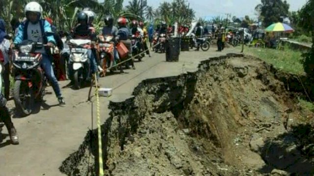 Kondisi jalan poros yang menghubungkan kabupaten Bone dan Wajo yang terancam amblas, di Desa Welado, Kecamatan Ajangngale, Kabupaten Bone, Selasa (29/01/2019).